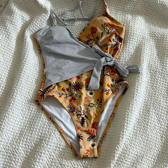 One piece Cupshe bathing suit - Picture 1 of 6